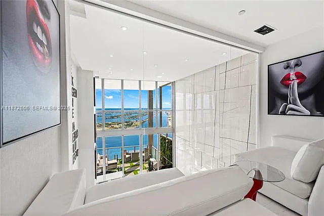 1100 Biscayne Blvd #LPH6105 — Photo 29