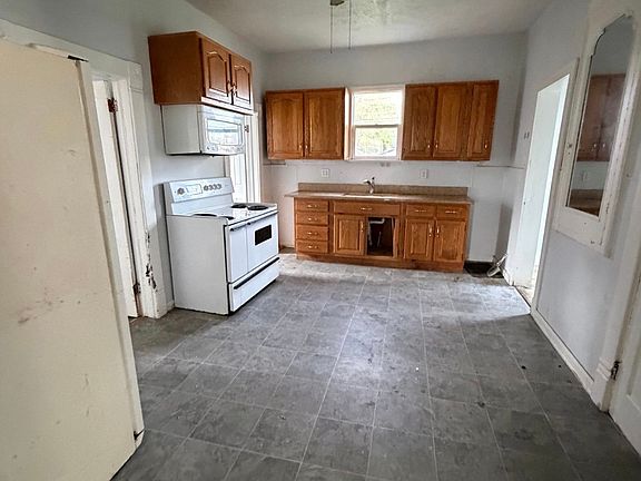 5th image of 1020 Broadway St