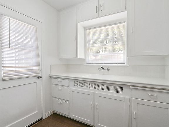 4th image of 2723 E 8th St #B