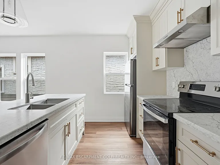 4876 Simcoe St #3 — Photo 9