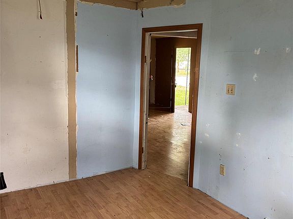 4th image of 824 Harbor Ave
