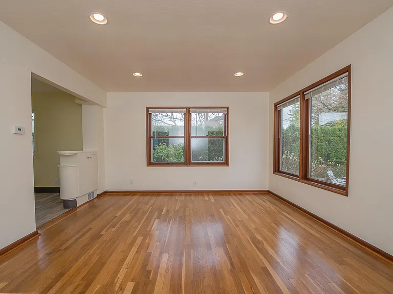 4517 NE 33rd Ave — Photo 3