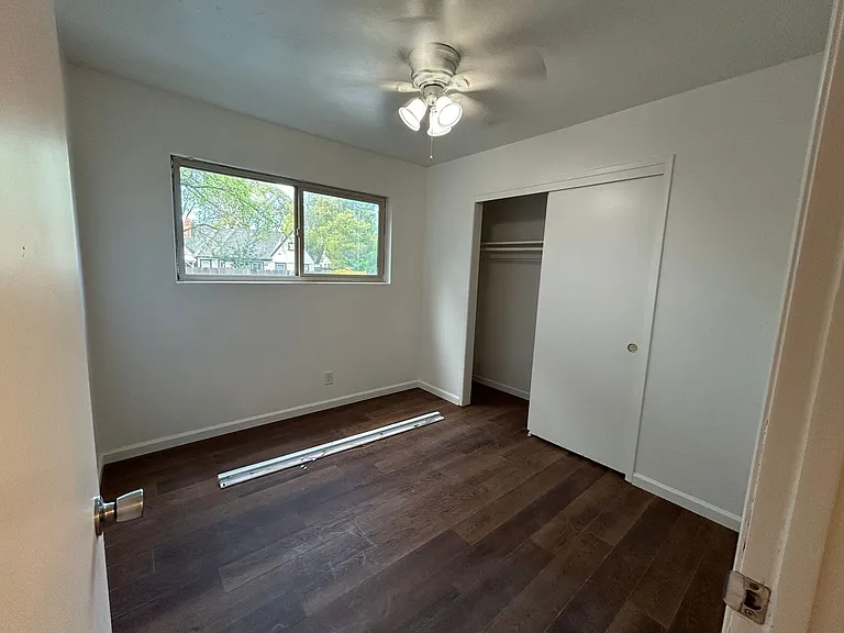 890 E 9th St — Photo 17