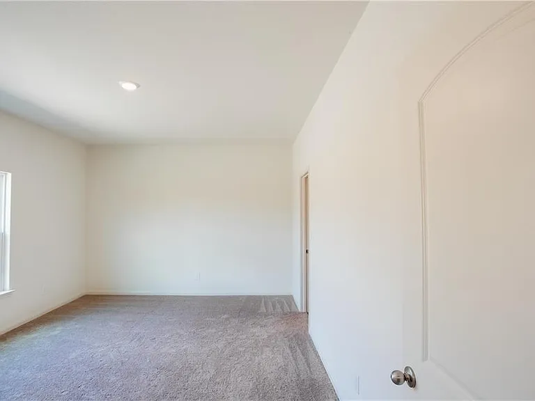 1004 Riverdale Cv — Photo 10
