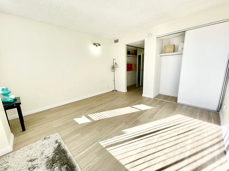Occidental Towers Apartments — Photo 101