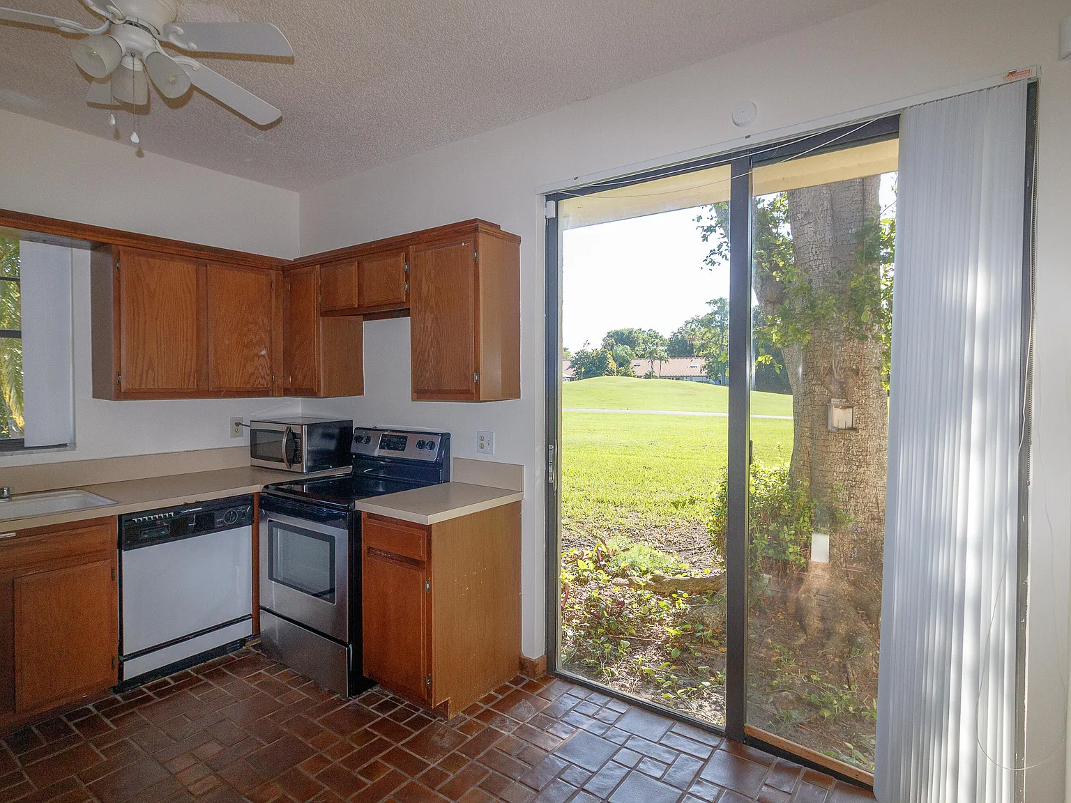 3 bed, 2.0 bath, 2122 sqft, $2,950 — Photo 3