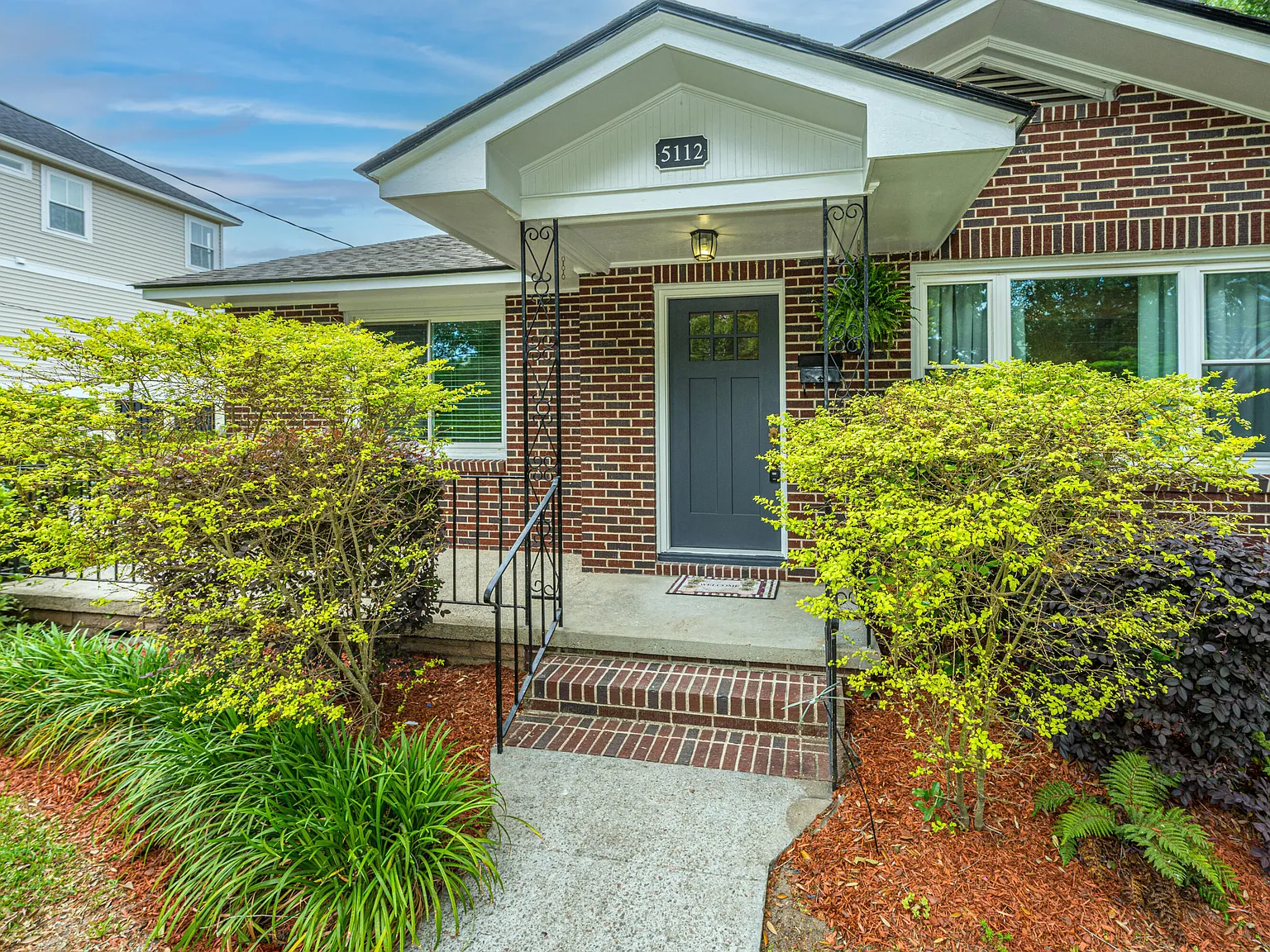 3 bed, 2.0 bath, 1800 sqft, $4,000 — Photo 2