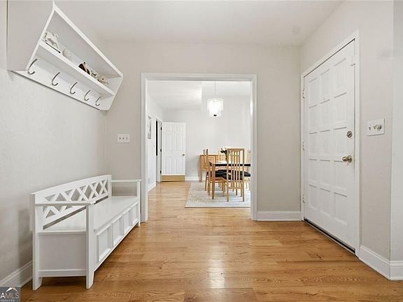 5th image of 4136 Lakeshore Way NE