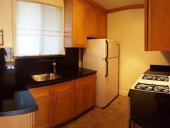 4th image of 1025 Noel Dr APT B