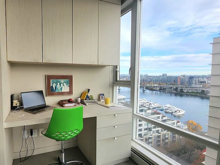1383 Marinaside Cres — Photo 12