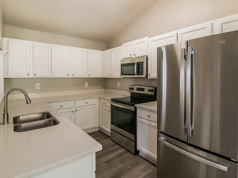 575 Sycamore Dr — Photo 8