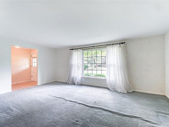 4th image of 689 Britton Ave