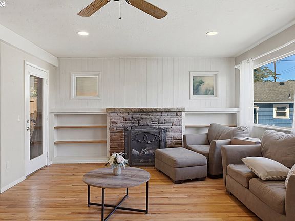 3rd image of 810 E 16th Pl