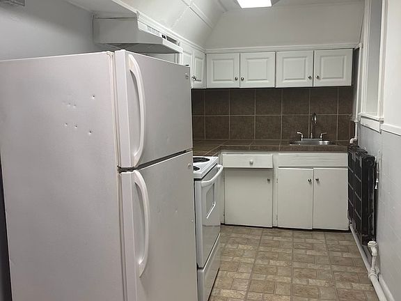 5th image of 1518 University Ave W #B1