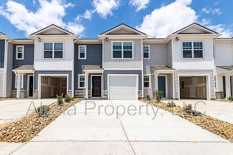 3 bed, 2.5 bath, 1416 sqft, $1,745 — Photo 1