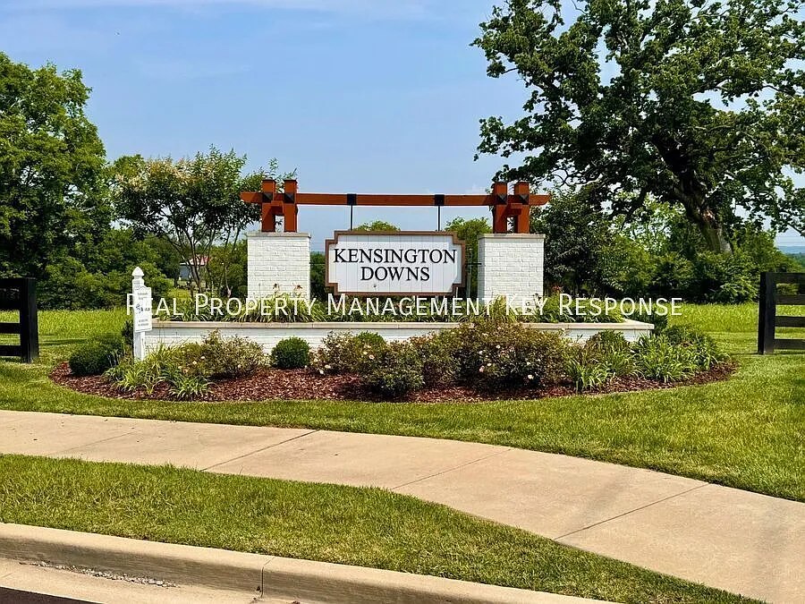 Gorgeous 3 bedroom + Bonus/flex room townhome in Kensington Downs! — Photo 2