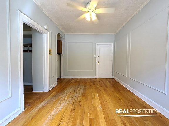 3rd image of 2827 N Burling St #401