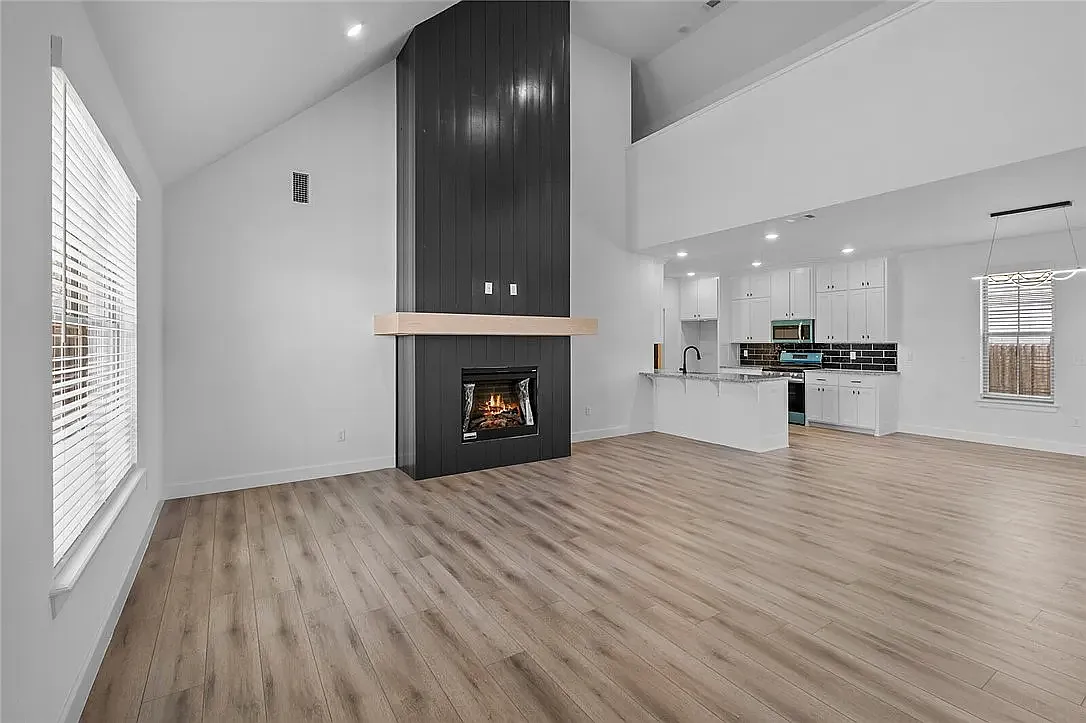 3 bed, 1957 sqft, $2,395 — Photo 2