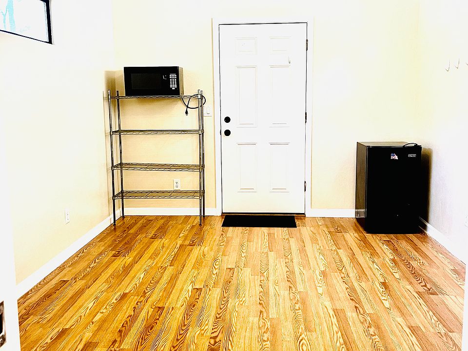 Private Studio with microwave & mini fridge