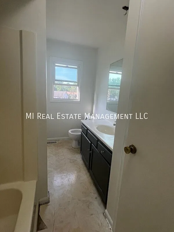 3 bed, 2.0 bath, 1400 sqft, $1,995 — Photo 2