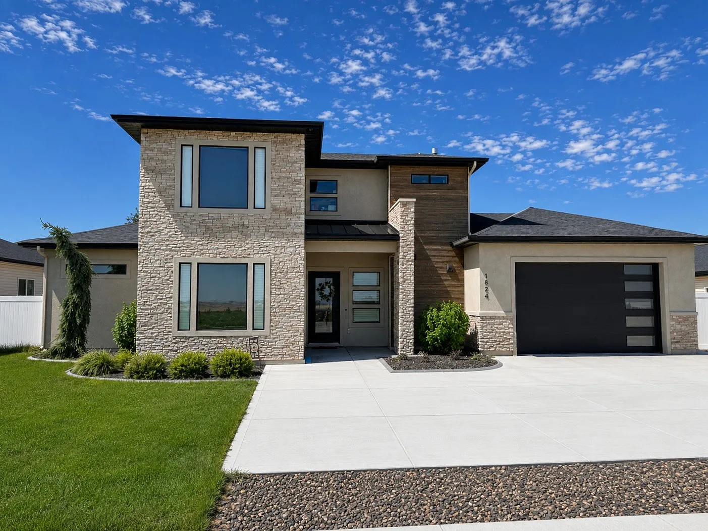 4 bed, 2.5 bath, 1943 sqft, $2,300 — Photo 2