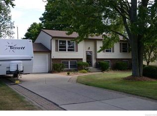 43 Creekside Dr, Amherst, NY 14228