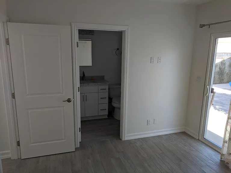 2442 Granville Ave — Photo 14