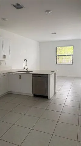 4 bed, 2.5 bath, 1820 sqft, $3,400 — Photo 3