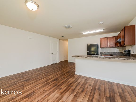 5th image of 18335 Avon Ave