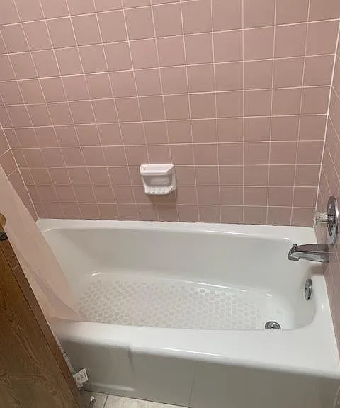 2nd Shower/Tub Upstairs