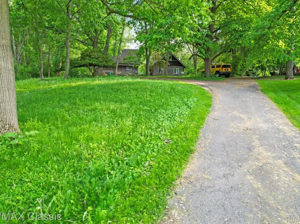 49195 W Eleven Mile Rd, Novi, MI 48374