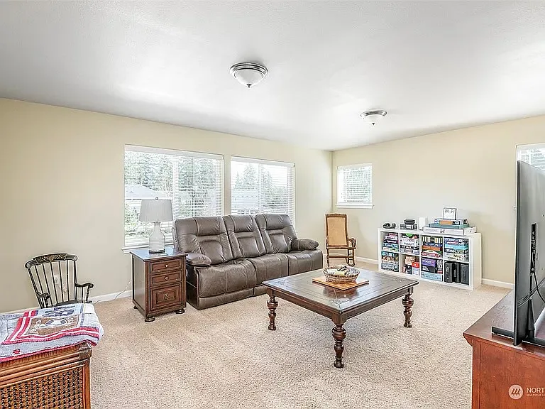 4210 Dudley Dr NE — Photo 17