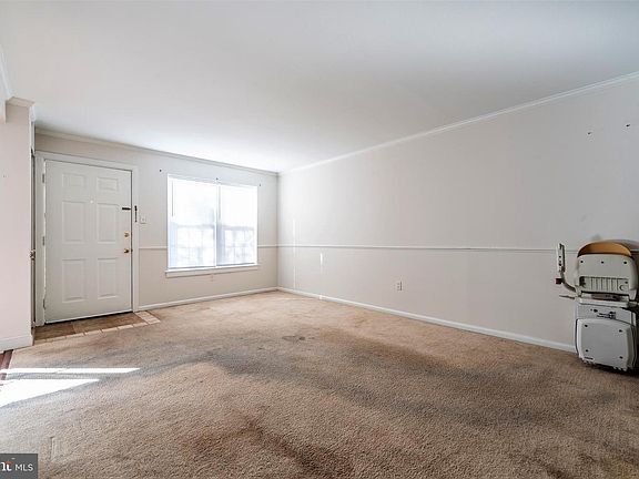 5th image of 214 Arbour Ct