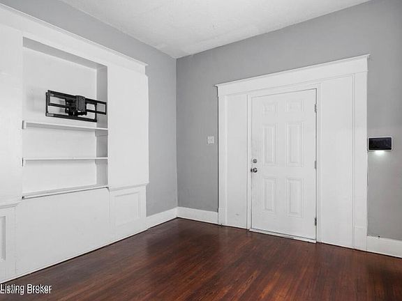 5th image of 2219 W Oak St