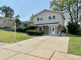8934 W Maple Ln, Hickory Hills, IL 60457
