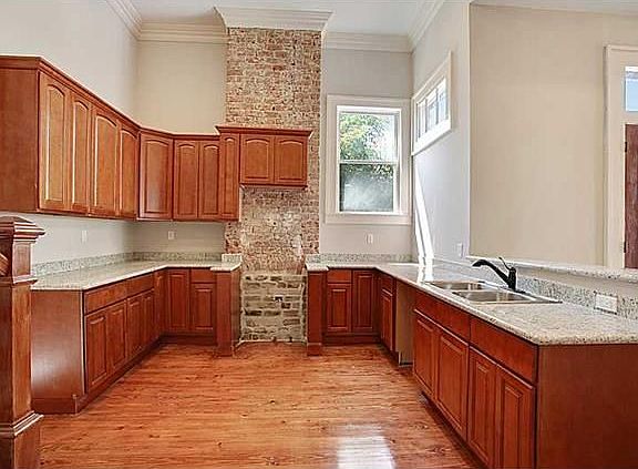 4th image of 1317 Columbus St
