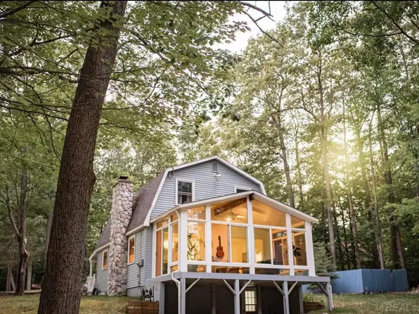 809 Mooncrest Dr, Roscommon, MI 48653