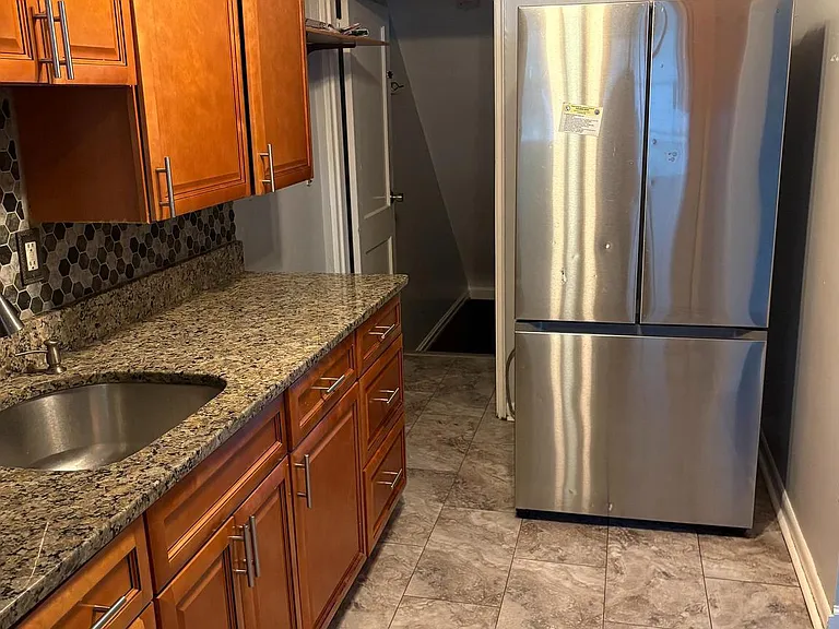 1542 Becklow Ave — Photo 5