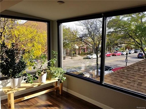 4th image of 985 W Ann Arbor Trl