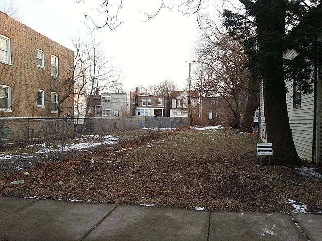 2nd image of 821 E 89th Pl
