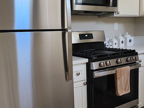 3rd image of 2362 Cerritos Ave