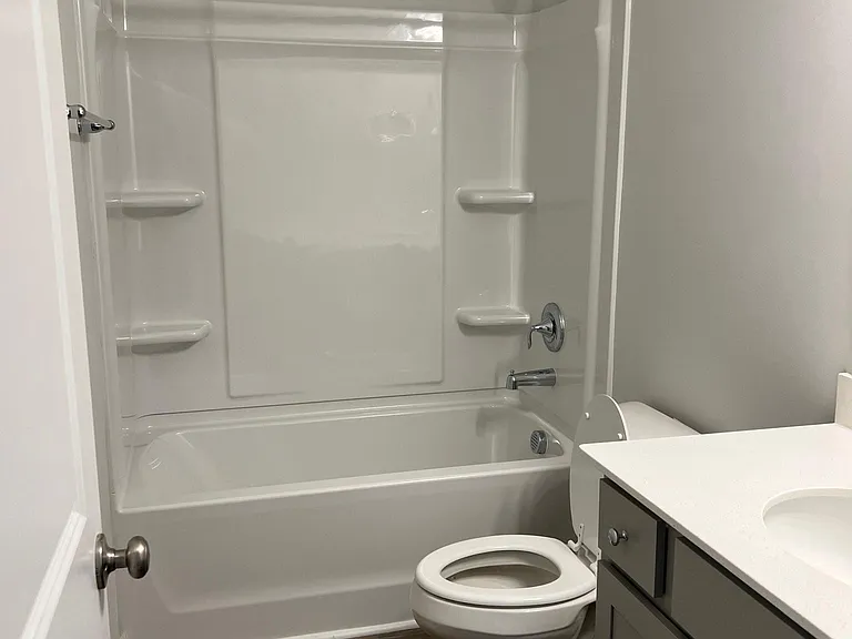 Main floor full bathroom