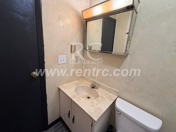 4th image of 42A Schultz St