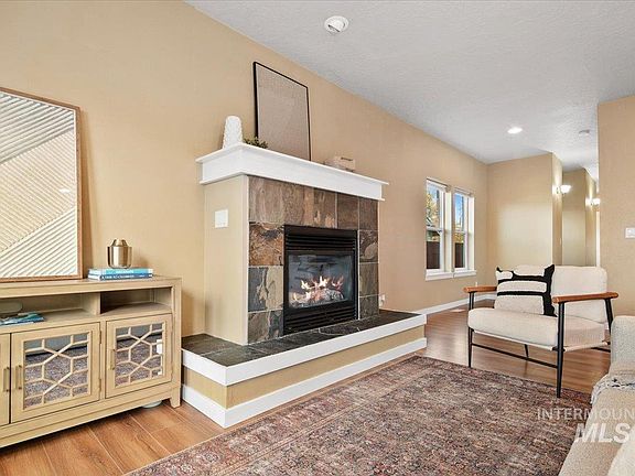 2nd image of 1043 N Clithero Dr