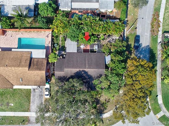 4th image of 881 NE 205th St