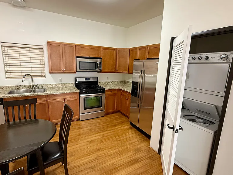 255 W 7th St #26 — Photo 16