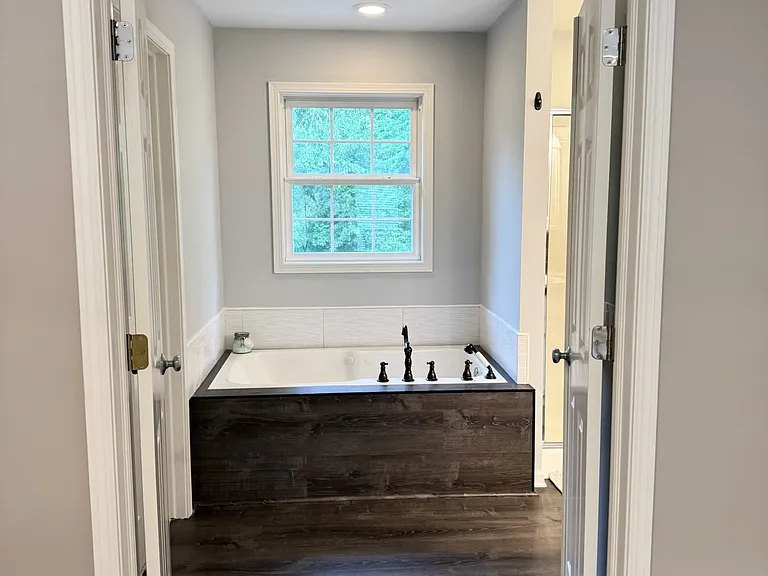 Master Bathroom en-suite jacuzzi tub
