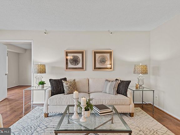 5th image of 1600 N Oak St APT 1505