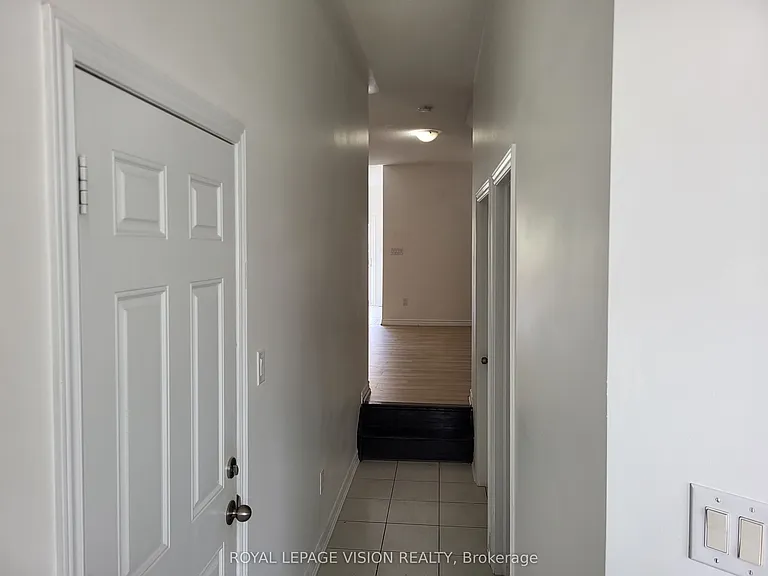 715 Agnew Cres #UPPER — Photo 3