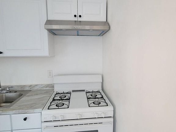 5th image of 713 West St
